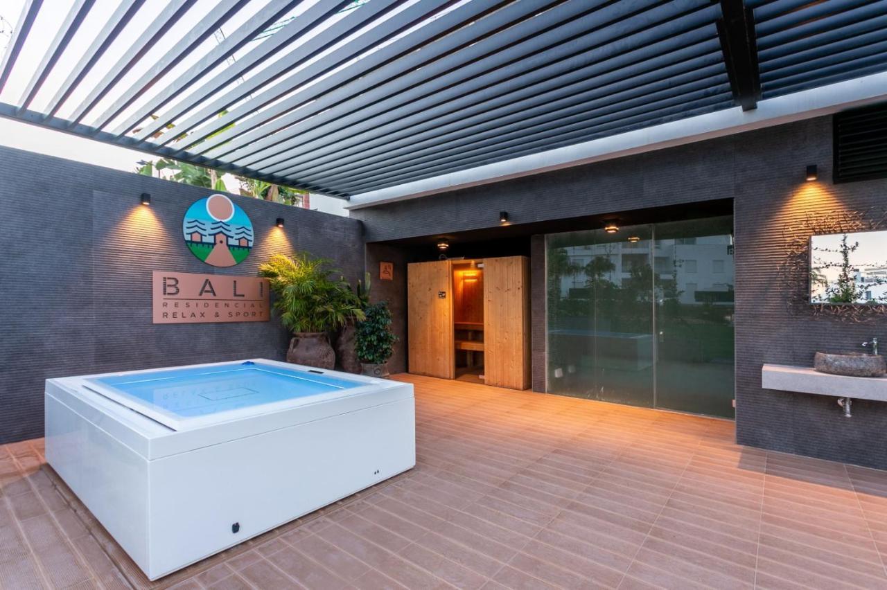 Nice 2 Bedroom Bali Apartment With Sea Views 또레비에하 외부 사진