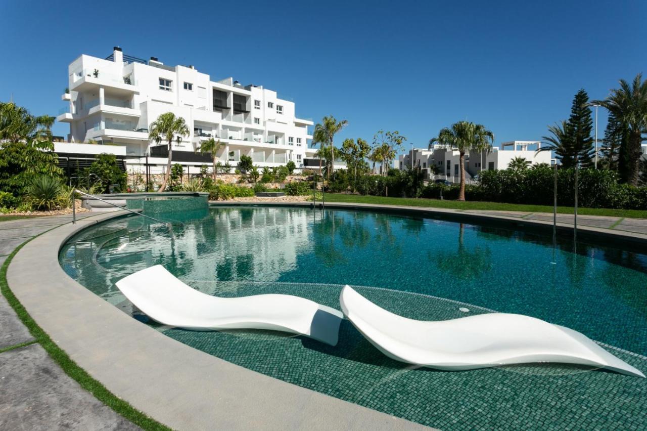 Nice 2 Bedroom Bali Apartment With Sea Views 또레비에하 외부 사진