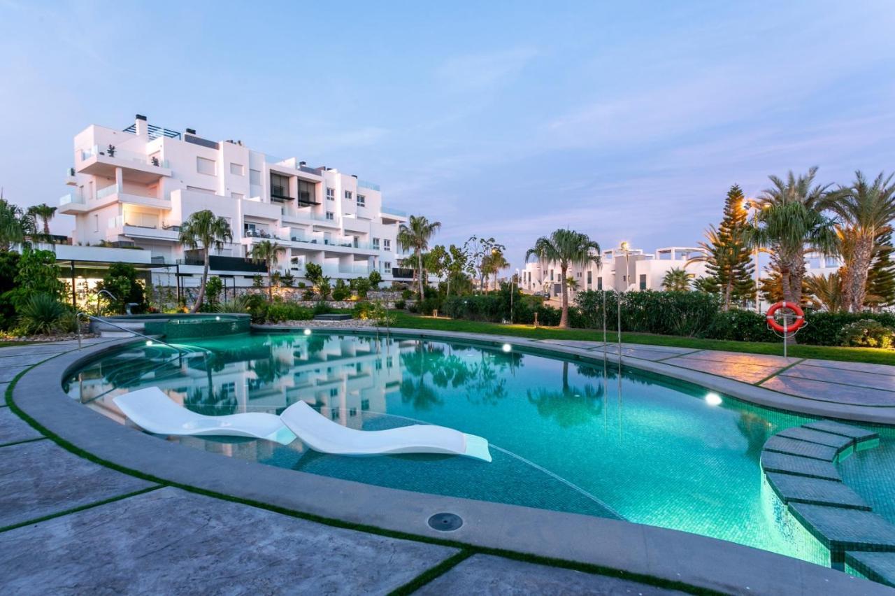 Nice 2 Bedroom Bali Apartment With Sea Views 또레비에하 외부 사진